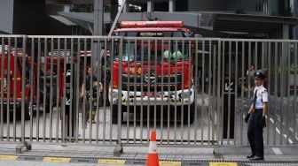 Sejumlah mobil pemadam kebakaran berada di pelataran Menara Astra, Jakarta Pusat, Minggu (9/2). [Suara.com/Angga Budhiyanto]