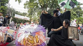 Seniman melakukan aksi teaterikal saat peringatan Bulan Cinta Ibu Bangsa Inggit Garnasih di Bandung, Jawa Barat, Minggu (9/2). [ANTARA FOTO/M Agung Rajasa]