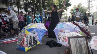 Seniman melakukan aksi teaterikal saat peringatan Bulan Cinta Ibu Bangsa Inggit Garnasih di Bandung, Jawa Barat, Minggu (9/2). [ANTARA FOTO/M Agung Rajasa]