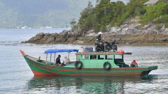 Sebuah kapal motor berpenumpang meninggalkan Dermaga Pelabuhan Selat Lampa, Natuna, Kepulauan Riau, Sabtu (8/2). [ANTARA FOTO/M Risyal Hidayat]