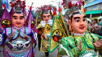 Kelompok kesenian dari Taiwan mengikuti perayaan Cap Go Meh 2020 di Jalan Suryakencana, Kota Bogor, Jawa Barat, Sabtu (8/2). [ANTARA FOTO/Arif Firmansyah]