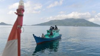 Sebuah kapal motor tiba di Dermaga Pelabuhan Selat Lampa, Natuna, Kepulauan Riau, Sabtu (8/2). [ANTARA FOTO/M Risyal Hidayat]