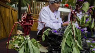 Seniman dari Sanggar Pojok Napak Jagad Pasundan menyelesaikan pembuatan wayang dari daun Sampeu (Singkong) pada Road To Bandung Wayang Festival 2020 di Bandung, Jawa Barat, Sabtu (8/2). [ANTARA FOTO/Novrian Arbi]