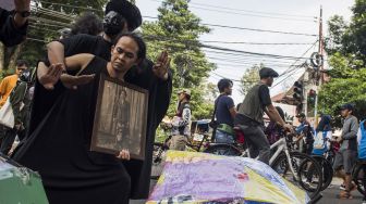 Seniman melakukan aksi teaterikal saat peringatan Bulan Cinta Ibu Bangsa Inggit Garnasih di Bandung, Jawa Barat, Minggu (9/2). [ANTARA FOTO/M Agung Rajasa]