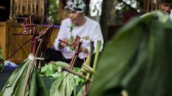 Seniman dari Sanggar Pojok Napak Jagad Pasundan menyelesaikan pembuatan wayang dari daun Sampeu (Singkong) pada Road To Bandung Wayang Festival 2020 di Bandung, Jawa Barat, Sabtu (8/2). [ANTARA FOTO/Novrian Arbi]