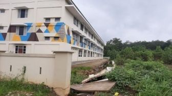 Belum Dimanfaatkan, Pagar Tembok Proyek Rusun di Kuansing Roboh