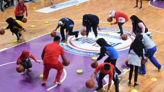 Sejumlah guru dan pelatih olah raga menggiring bola basket saat Pelatihan basket Jr. NBA, di Surabaya, Jawa Timur, Senin (10/2). [ANTARA FOTO/Zabur Karuru]