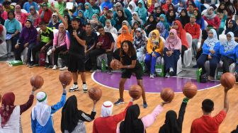 Pelatih Jr NBA Jade Leitao (tengah) memberikan pelatihan dasar bola basket saat digela Pelatihan basket Jr. NBA, di Surabaya, Jawa Timur, Senin (10/2). [ANTARA FOTO/Zabur Karuru]