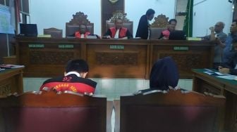 Ricuh Usai Sidang, Aulia dan Anak Diamuk Keluarga Suami: Kamu Pembunuh!