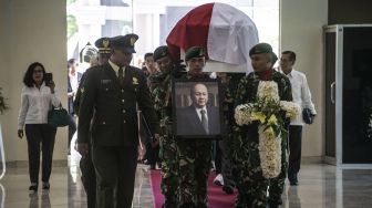 Prajurit TNI mengusung peti jenazah almarhum JB Sumarlin dalam upacara serah terima jenazah kepada Pemerintah di Kementerian Keuangan, Jakarta, Senin (10/2). [ANTARA FOTO/Aprillio Akbar]