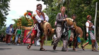 Sejumlah seniman bersama wisatawan asing pemerhati seni budaya mengikuti kirab Ruwat Rawat Borobudur di kompleks Taman Wisata Candi (TWC) Borobudur, Magelang, Jawa Tengah, Minggu (9/2). [ANTARA FOTO/Anis Efizudin]