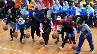 Sejumlah guru dan pelatih olah raga menggiring bola basket saat Pelatihan basket Jr. NBA, di Surabaya, Jawa Timur, Senin (10/2). [ANTARA FOTO/Zabur Karuru]