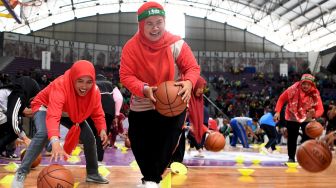 Sejumlah guru dan pelatih olah raga menggiring bola basket saat Pelatihan basket Jr. NBA, di Surabaya, Jawa Timur, Senin (10/2). [ANTARA FOTO/Zabur Karuru]