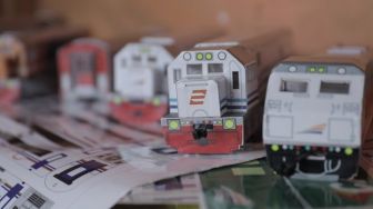 Melihat Proses Pembuatan Miniatur Kereta Api