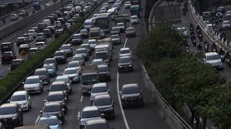 Kendaraan melintas di jalan tol dalam kota, Jakarta, Selasa (11/2). [Suara.com/Angga Budhiyanto]
