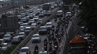 Suasana di jalan tol dalam kota, Jakarta, Selasa (11/2). [Suara.com/Angga Budhiyanto]

