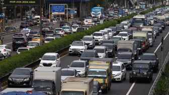 Sejumlah kendaraan melintas di Jalan MT Haryono dan jalan tol dalam kota, Jakarta, Selasa (11/2). [Suara.com/Angga Budhiyanto]