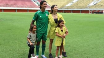 Irfan Bachdim di lapangan bersama istri dan anak-anaknya, saat acara perkenalan secara resmi oleh PSS Sleman. (Suara.com / Irwan Febri Rialdi)