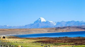 5 Gunung dengan Pemandangan Paling Memesona: Dari Himalaya hingga Ngawi