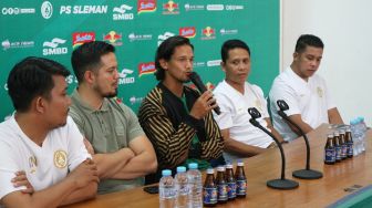 Irfan Bachdim saat diperkenalkan secara resmi oleh PSS Sleman di acara konferensi pers. (Suara.com / Irwan Febri Rialdi)