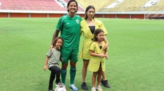 Irfan Bachdim tersenyum di lapangan bersama istri dan anak-anaknya, saat acara perkenalan secara resmi oleh PSS Sleman. (Suara.com / Irwan Febri Rialdi)