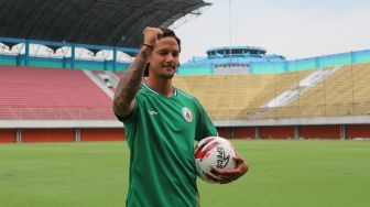 Irfan Bachdim, pemain baru PSS Sleman, saat diperkenalkan secara resmi di lapangan. (Suara.com / Irwan Febri Rialdi)