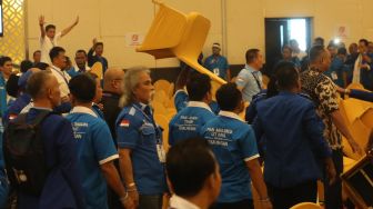 Dua kubu pendukung calon Ketua Umum PAN saling baku hantam saat sidang pleno Kongres V PAN di Kendari, Sulawesi Tenggara, Selasa (11/2). [ANTARA FOTO/Usman]