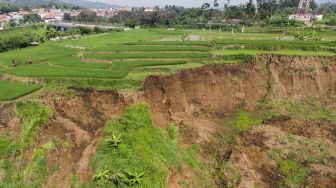 Persawahan yang longsor akibat pergerakan tanah di Desa Sukatani, Ngamprah, Kabupaten Bandung Barat, Jawa Barat, Rabu (12/2).  [ANTARA FOTO/M Agung Rajasa]


area persawahan yang longsor akibat pergerakan tanah di Desa Sukatani, Ngamprah, Kabupaten Bandung Barat, Jawa Barat, Rabu (12/2).  [ANTARA FOTO/M Agung Rajasa]


