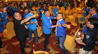 Dua kubu pendukung calon Ketua Umum PAN bentrok saat sidang pleno Kongres V PAN di Kendari, Sulawesi Tenggara, Selasa (11/2). [ANTARA FOTO/Usman]