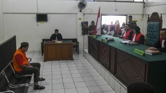 Terdakwa pengedar narkoba Michael Kosasih (26) menjalani sidang putusan di Pengadilan Negeri (PN) Kelas I A Palembang, Sumatera Selatan, Rabu (12/2). [ANTARA FOTO/Nova Wahyudi]