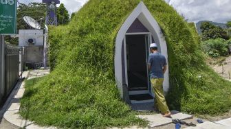 Warga berjalan menuju musholla berbentuk rumah dome di Kecamatan Pemenang, Tanjung, Lombok Utara, NTB, Rabu (12/2). [ANTARA FOTO/Ahmad Subaidi]
