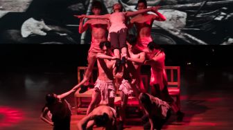 Sejumlah seniman dari kelompok Sirkus Formosa menampilkan perpaduan dari seni teater, tari, dan akrobat dalam pertunjukan "Leaping Taiwan" di Mangga Dua, Jakarta Utara, Rabu (12/02).[Suara.com/Alfian Winanto]