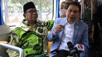 Wakil Ketua DPR Azis Syamsuddin Jajal Bus Listrik