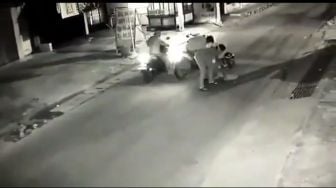 Viral Aksi Brutal Trio Begal Bekasi Terekam CCTV, Polisi Lacak Pelat Nomor