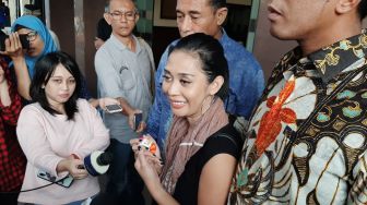 Alasan Lain Karen Idol Tak Percaya Anaknya Jatuh dari Apartemen