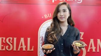 Bu Eva Spesial Sambal Tawarkan 30 Jenis Saus Pedas, Icip Satu-satu!