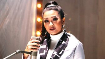 Nyanyikan Lagu Apoy Wali, Mimpi yang Jadi Nyata Bagi Fitri Carlina