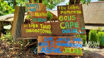 Gaya Unik Warga Jampang Tengah Sukabumi Curhat Jalan Rusak, Ini Respon DPU