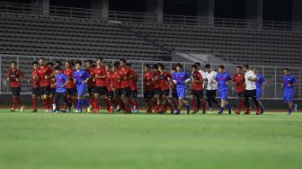 Sejumlah pesepak bola tim nasional Indonesia berlatih di Stadion Madya, kompleks Gelora Bung karno (GBK), Senayan, Jakarta, Jumat (14/2). [Suara.com/Angga Budhiyanto]