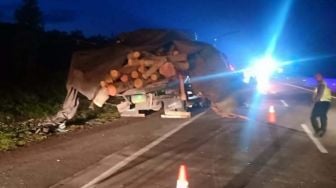 Brakk! Bus Sinar Jaya Tabrak Truk di Tol Semarang, 2 Orang Tewas