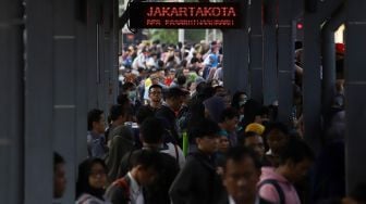 Sejumlah calon penumpang menunggu kedatangan kereta di Stasiun Manggarai, Jakarta, Kamis (13/2).[Suara.com/Angga Budhiyanto]
