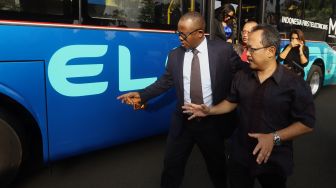 
Presiden terpilih Guinea-Bissau Umaro Cissoko Embalo (kiri) berbincang dengan Technical Director PT. Mobil Anak Bangsa Bambang Tri Soepandji (kanan) setibanya di Bandara Halimperdanakusuma, Jakarta, Jumat (14/2). [Suara.com/Angga Budhiyanto]    