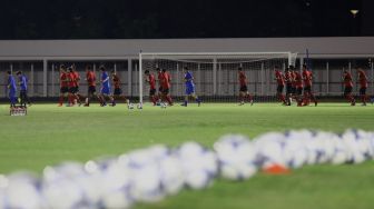 Sejumlah pesepak bola tim nasional Indonesia berlatih di Stadion Madya, kompleks Gelora Bung karno (GBK), Senayan, Jakarta, Jumat (14/2). [Suara.com/Angga Budhiyanto]