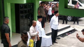 Jumatan di Masjid Agung Sleman, Jokowi Bagi-bagi Kaus