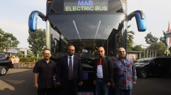 Presiden terpilih Guinea-Bissau Umaro Cissoko Embalo (kedua kiri) berfoto bersama Technical Director PT. Mobil Anak Bangsa Bambang Tri Soepandji (kiri) dan kerabat di depan bus Mobil Anak Bangsa (MAB) menuju Bandara Halimperdanakusuma, Jakarta, Jumat (14/2). [Suara.com/Angga Budhiyanto]  