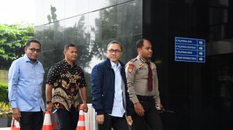 Ketua Umum PAN Zulkifli Hasan (kedua kanan) berjalan saat tiba untuk menjalani pemeriksaan di Gedung KPK, Jakarta, Jumat (14/2). [ANTARA FOTO/M Risyal Hidayat]