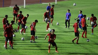 Sejumlah pesepak bola tim nasional Indonesia berlatih di Stadion Madya, kompleks Gelora Bung karno (GBK), Senayan, Jakarta, Jumat (14/2). [Suara.com/Angga Budhiyanto]