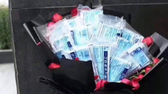 Akibat COVID-19, Warga China Beri Kekasihnya Buket Masker untuk Valentine