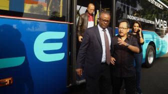 Presiden terpilih Guinea-Bissau Umaro Cissoko Embalo (kiri) berbincang dengan Technical Director PT. Mobil Anak Bangsa Bambang Tri Soepandji (kanan) setibanya di Bandara Halimperdanakusuma, Jakarta, Jumat (14/2). [Suara.com/Angga Budhiyanto]    