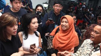 Anggota Komisi IX DPR RI Kurniasih Mufidayati (Hijab orange) bersama rombongan berbincang ke sejumlah WNI yang telah menjalani observasi Virus Corona di Natuna saat tiba di Bandara Halim Perdana Kusuma, Jakarta Timur, Sabtu (15/2).  [Foto/dok DPR]